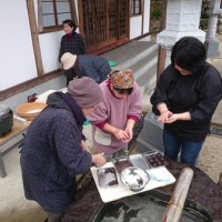 餡子を丸めて